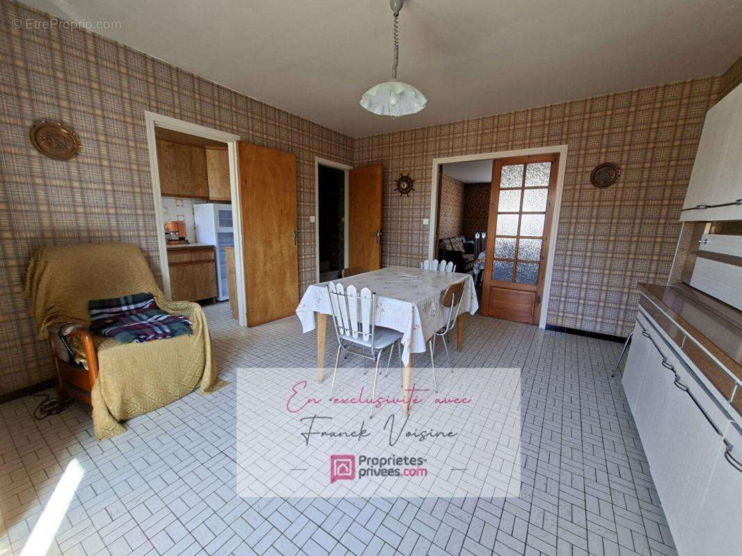 A VENDRE en Exclusivité à Beaurepaire, Ensemble de 2 maisons de 126 et 50 m2 avec plusieurs dépendances et garages sur une parce - photo 18