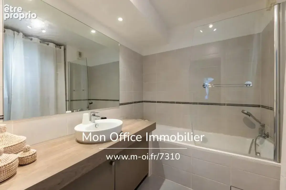 Référence : 7310-LLI - T3 lumineux de 67 m², terrasse plein Sud de 14 m² & box - photo 7