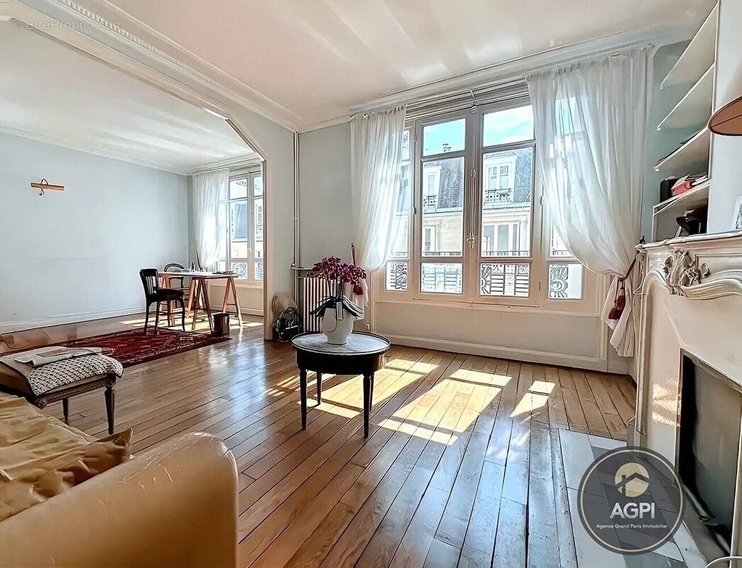 Appartement à PARIS-16E