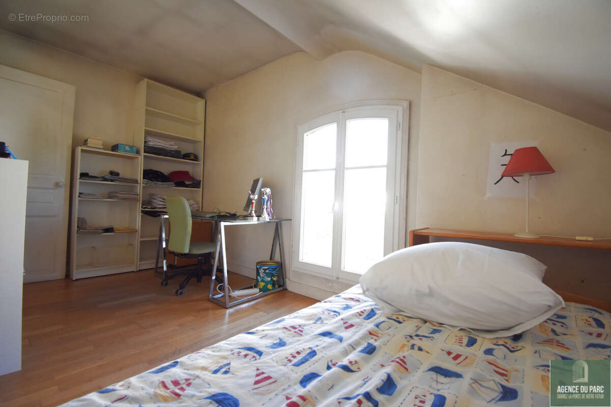 Maison à MARNES-LA-COQUETTE