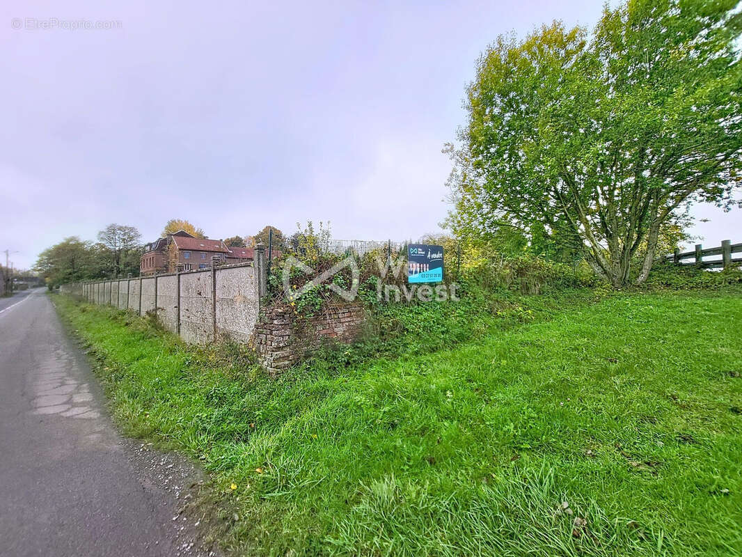 Terrain à MONDREPUIS