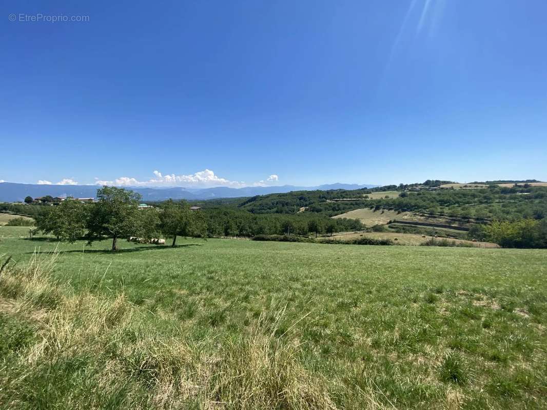 Terrain à CHEVRIERES