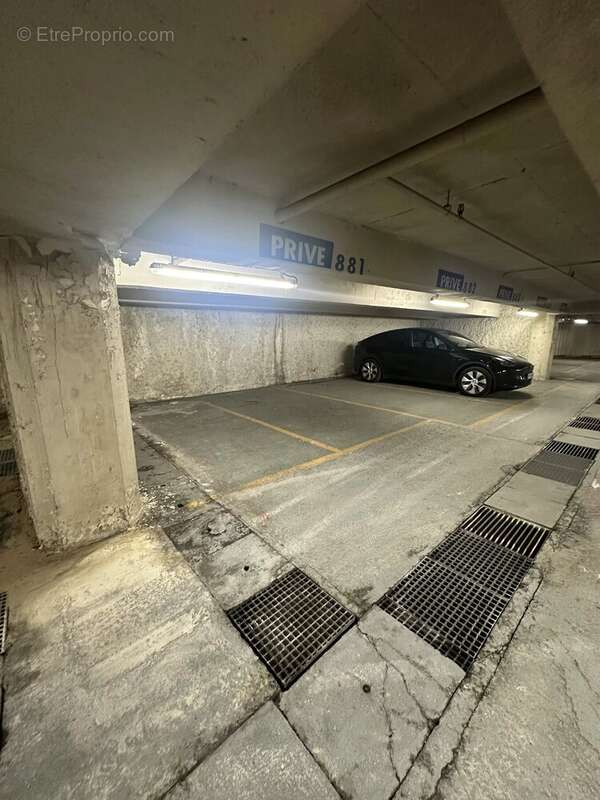 Parking à PARIS-9E