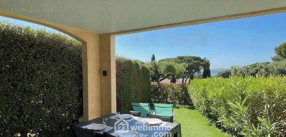 Terrasse et jardin privatif avec aperçu mer, un cadre privilégié pour profiter du climat méditerranéen. - Appartement à SAINTE-MAXIME