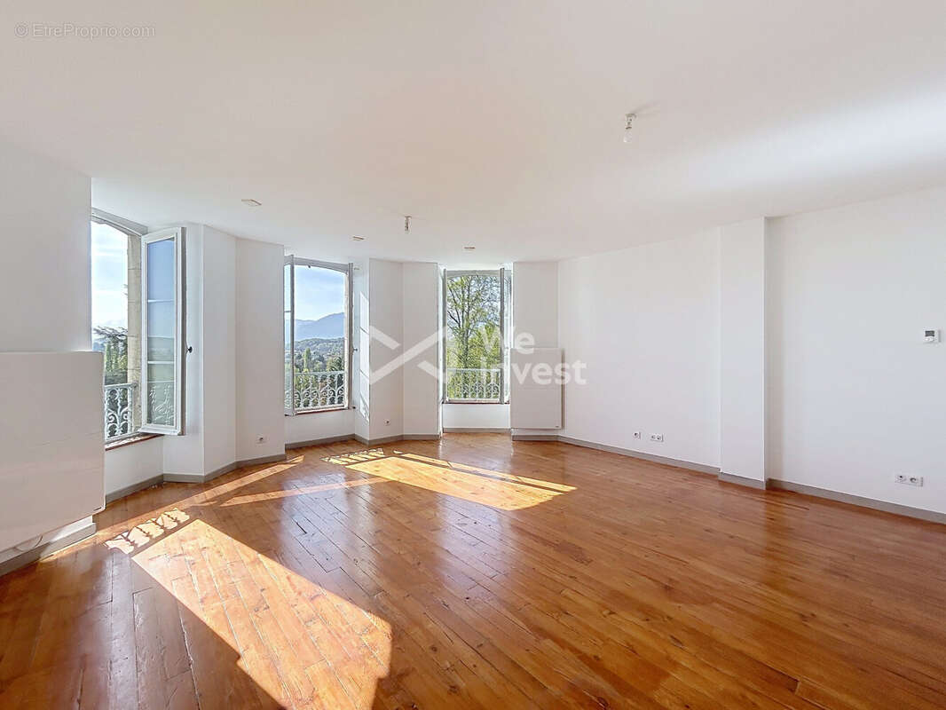Appartement à NAY
