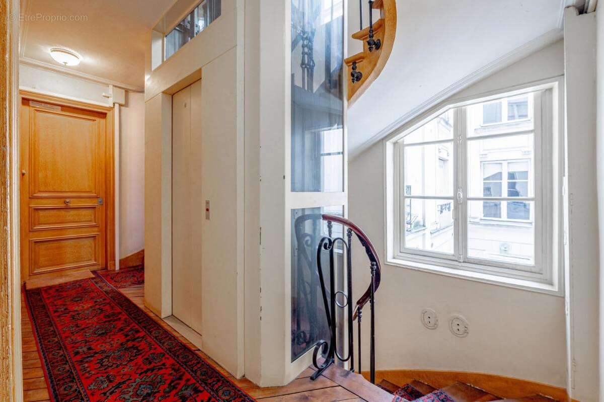 Appartement à PARIS-16E