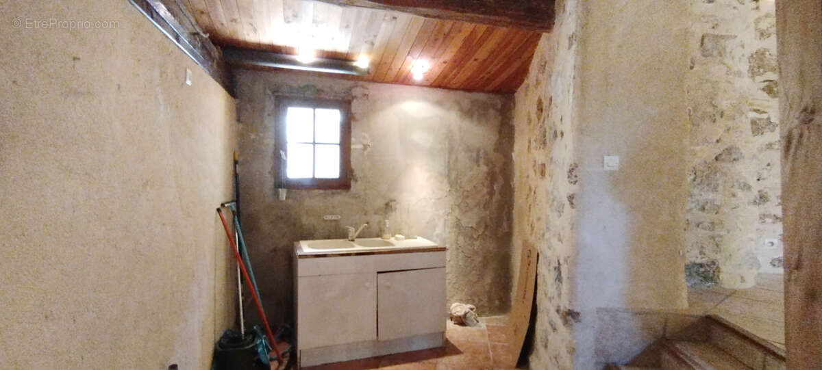 Superbe maison de caractère en pierre , avec cour privée - photo 5