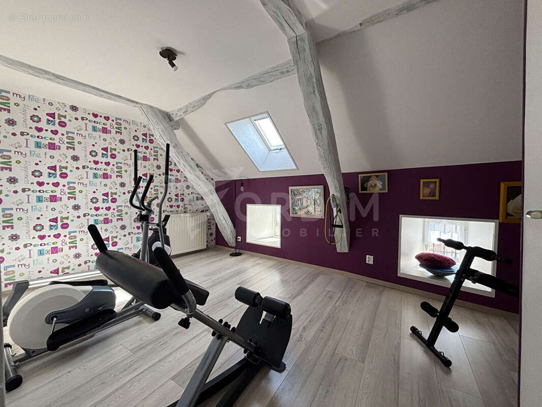 Maison à CRUZY-LE-CHATEL