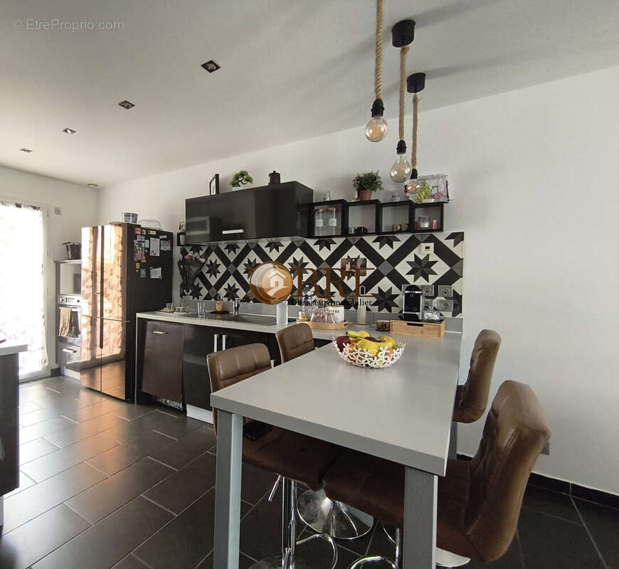 cuisine ouverte sur pièce de vie - Maison à BOURGOIN-JALLIEU