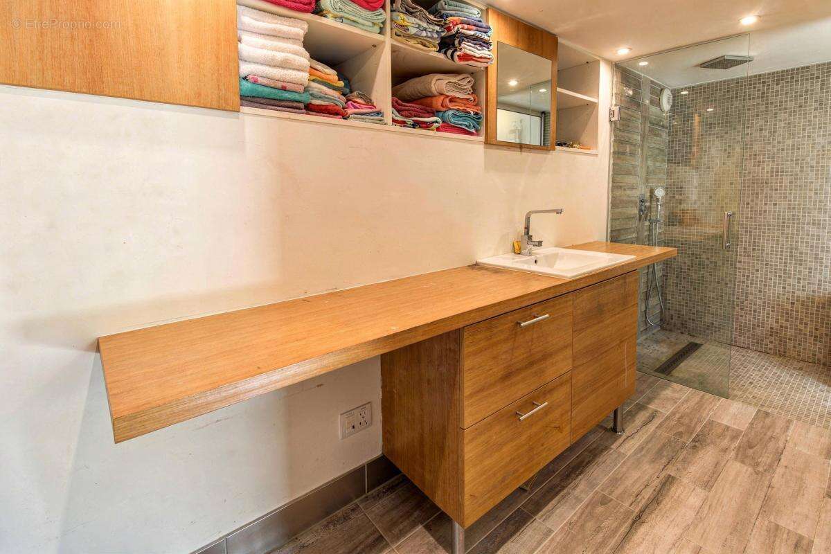 Maison de caractère de 175 m² avec appartement indépendant, jardin, jacuzzi et garage – carros village - photo 33