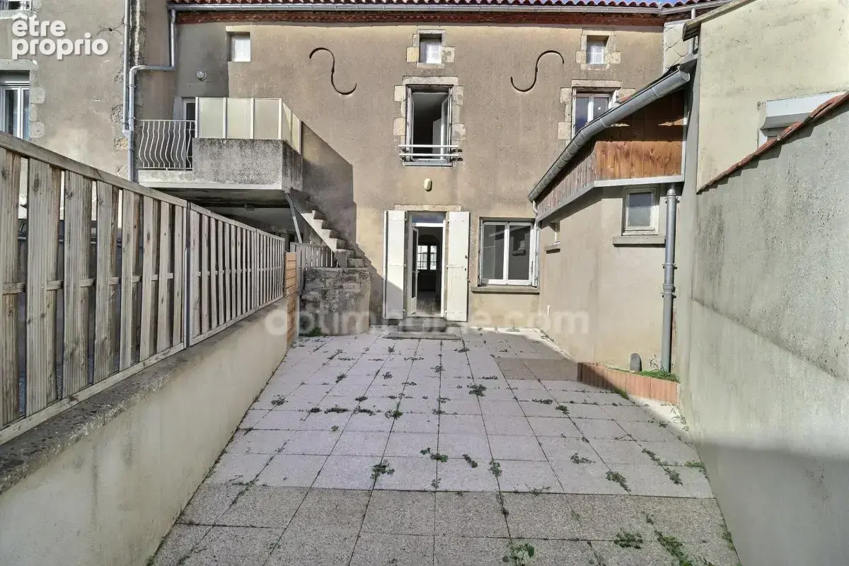 Maison de bourg rénovée de 99 m² (3 ch) avec cour, 2 garages + Appartement T2 loué (420 €/mois) – Centre-ville de Nueil-les-Aubi - photo 2