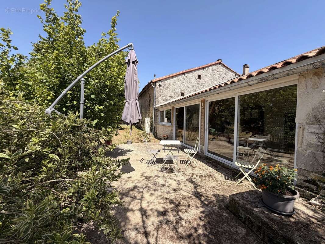 Propriété de caractère exceptionnelle avec appartement indépendant, potentiel gîte, garages et grand hangar - photo 19