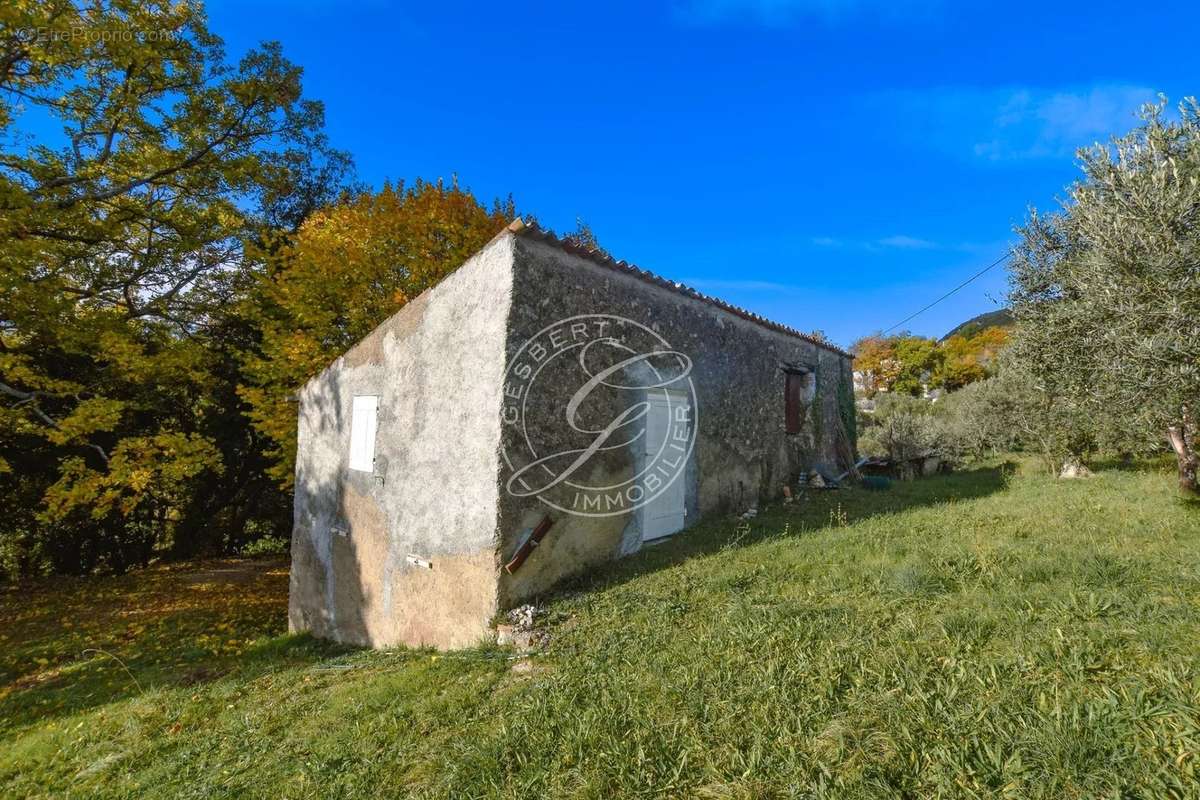 Terrain à MONTFERRAT