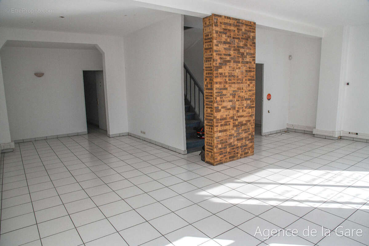 Commerce à SARTROUVILLE