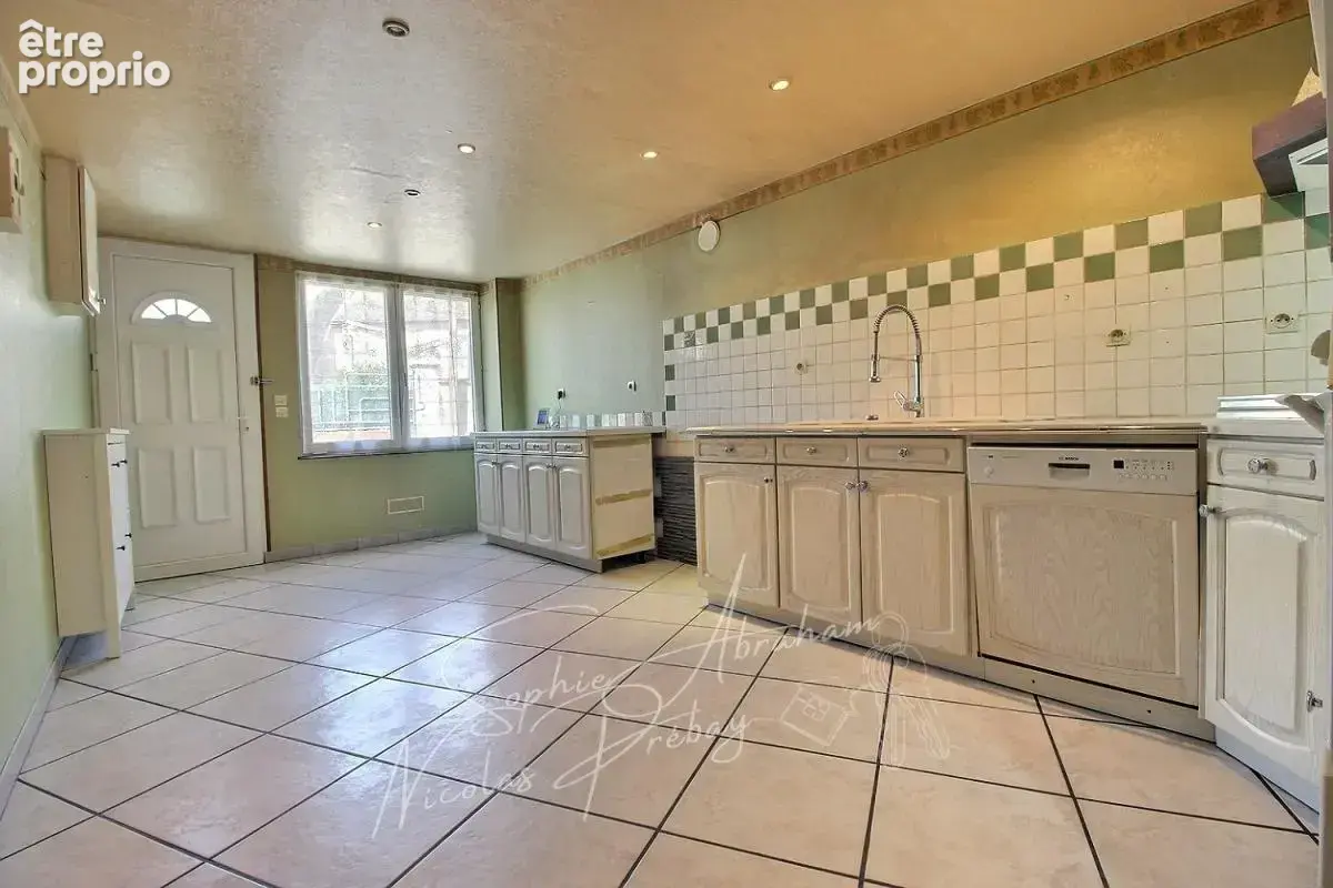 Maison en pierres avec cour close de murs, 3 chambres, dépendances - photo 2