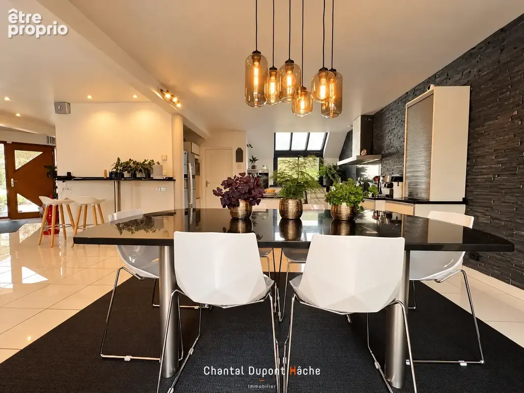 CHARTRES GARE A PIED - Maison contemporaine de 2005, 258m2 habitables, jardin et double garage ! - photo 7