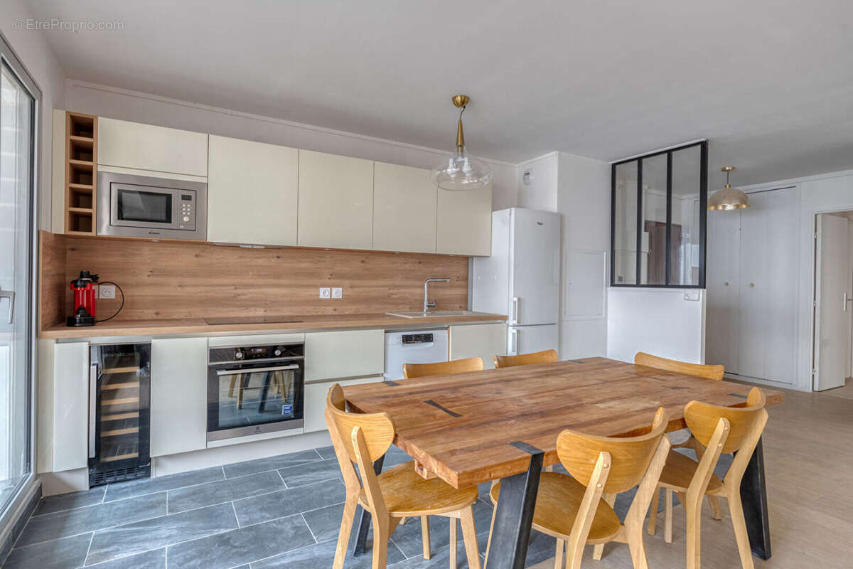 Grand 3 pièces de 72 m²  avec 42 m² de séjour , loggia, cave et Parking inclus ! - photo 4