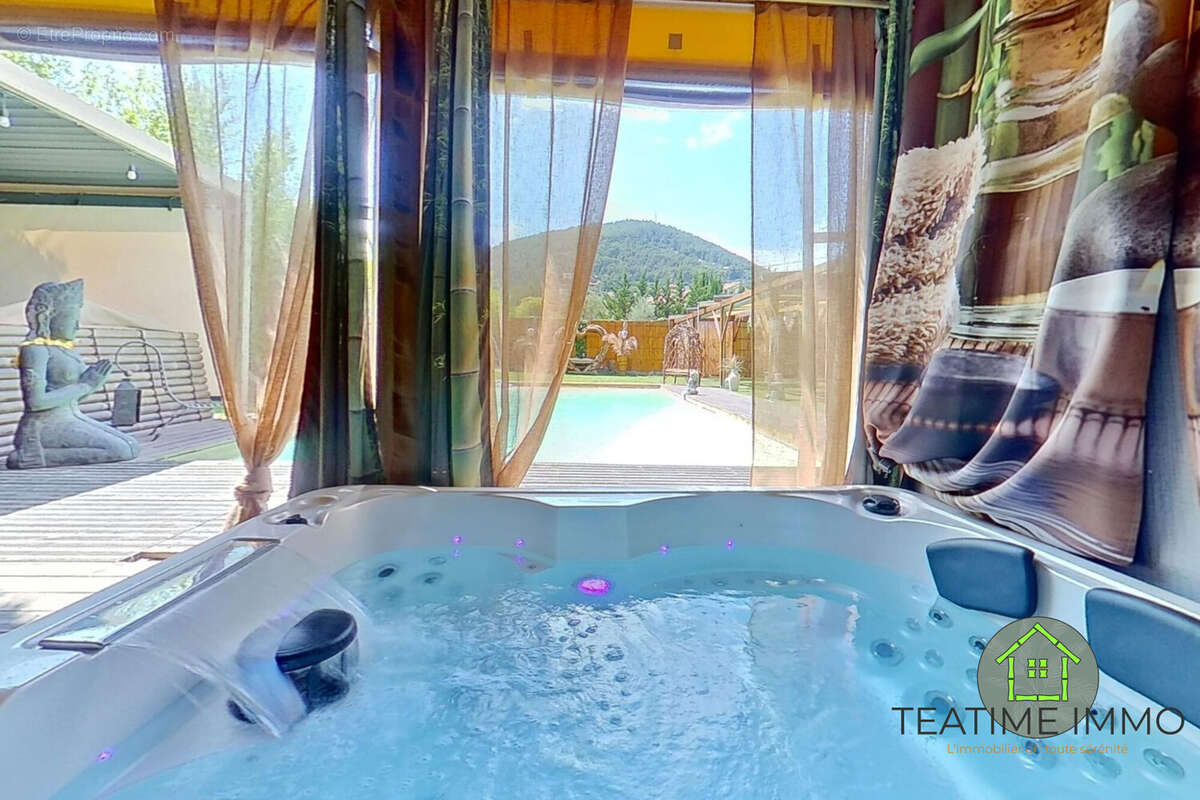 Jacuzzi vue directe piscine - Villa La Farlède