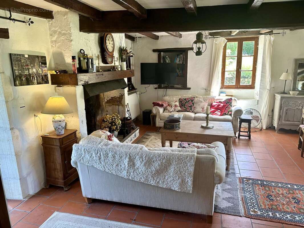 Belle maison en pierre avec piscine, jardin et vue sur la campagne - photo 8