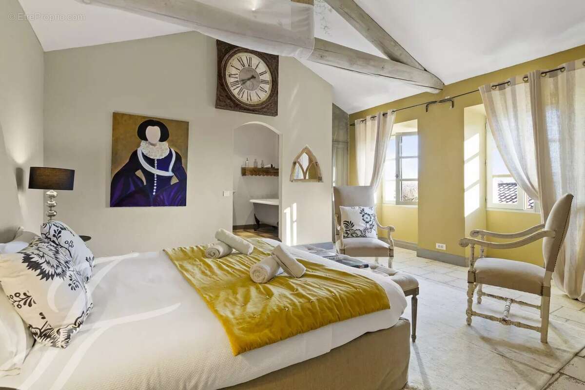 Mas en pierre à vendre proche de Gordes : Charme provençal, volumes exceptionnels et vue sur le Luberon - photo 6