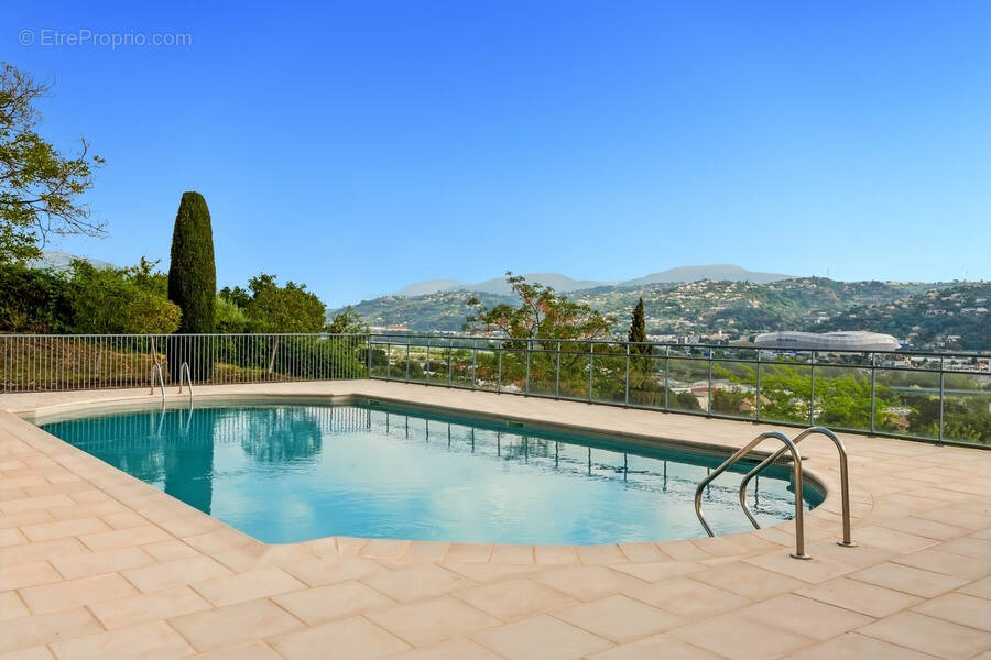 Appartement à SAINT-LAURENT-DU-VAR