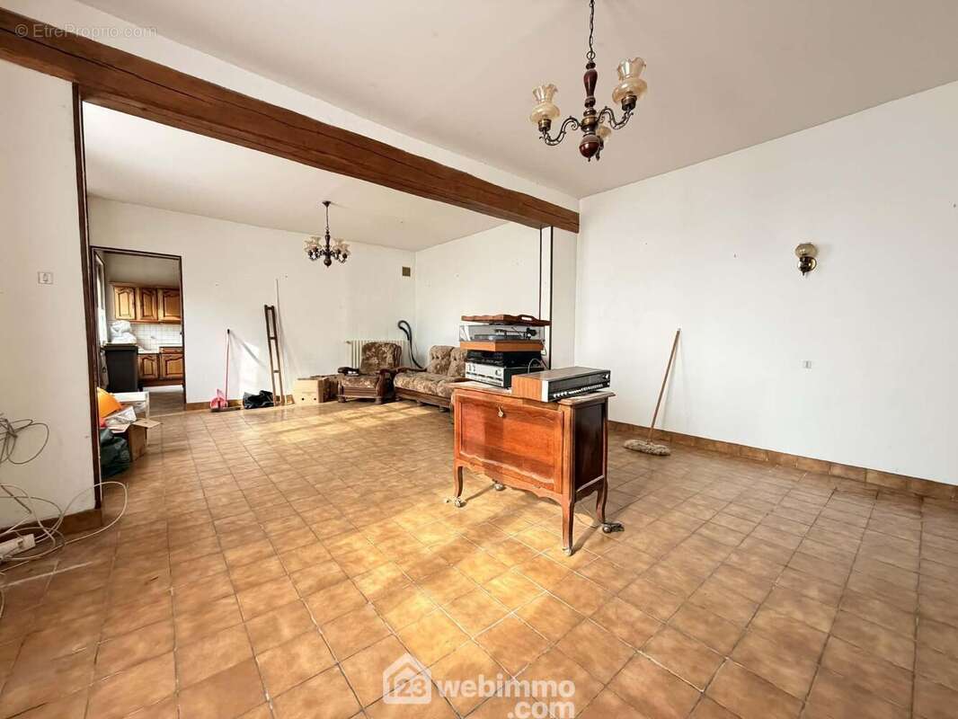 Elle est spacieuse et lumineuse - Maison à URCEL