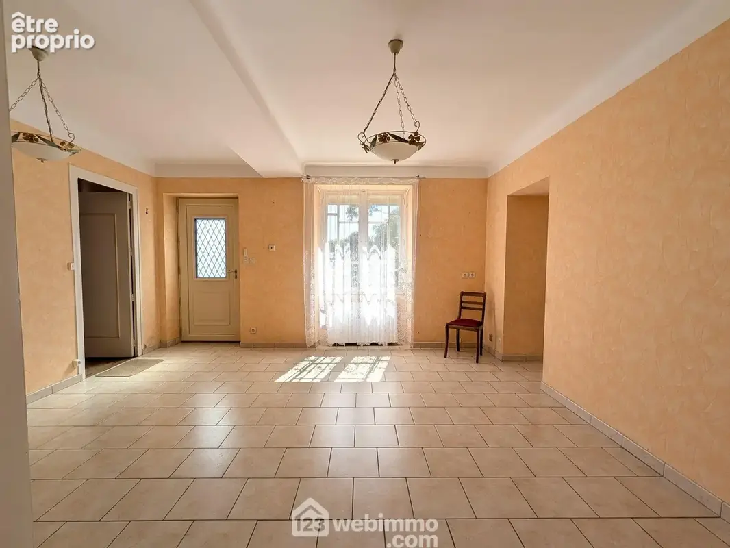 Salle à manger avec accès direct sur la cuisine et...