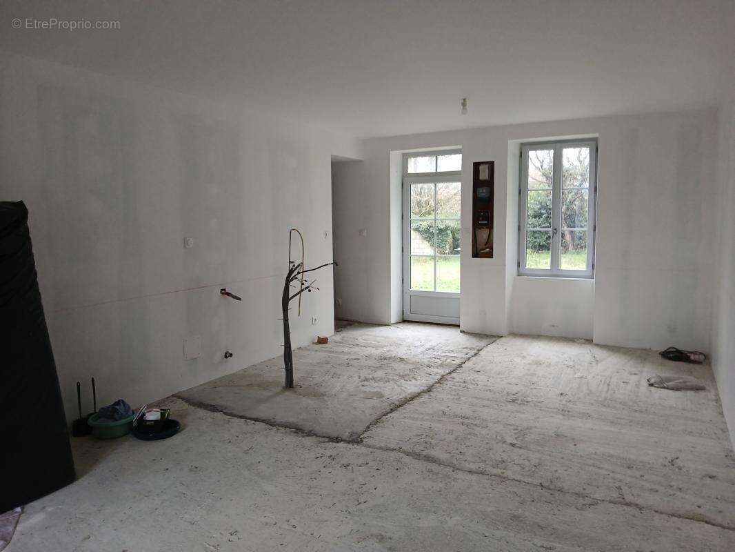 Maison en pierre à rénover avec grange   beau potentiel ! - photo 3