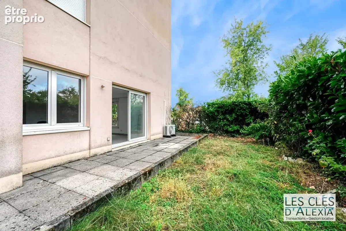 Bron – t3 en rez-de-jardin – terrasse, jardin, cave et stationnement - photo 10