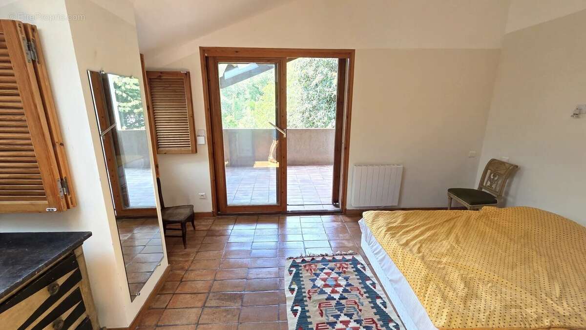 Villa avec piscine vue collines - Terrain 3000m² - photo 8