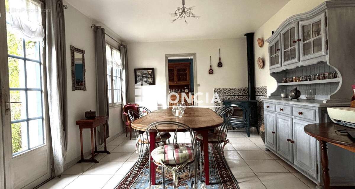 Maison à LA BREILLE-LES-PINS