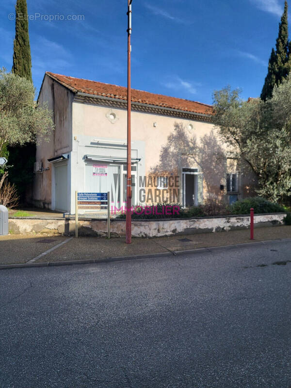 Commerce à JONQUIERES