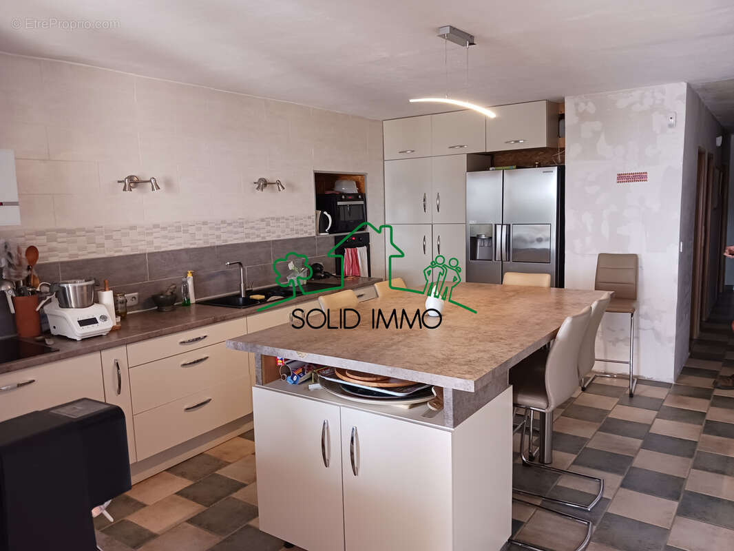 Maison à SAINT-ETIENNE-DE-FONTBELLON