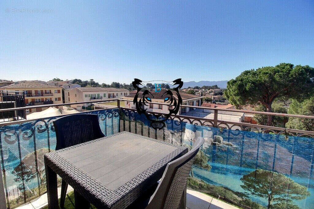 Appartement à ROQUEBRUNE-SUR-ARGENS