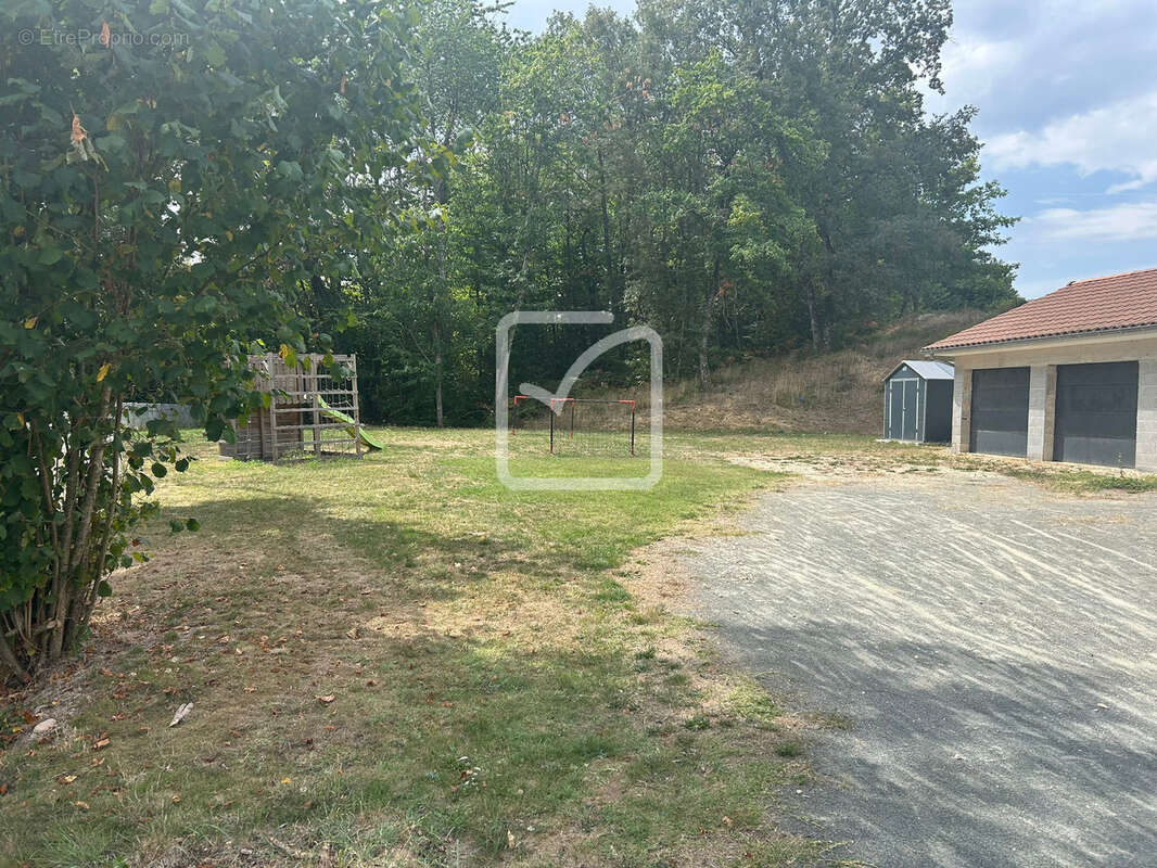 Maison de plain pied  - 150m2 - 5 chambres+ bureau et salle de jeux - 4150m2 de terrain et bois. - photo 12