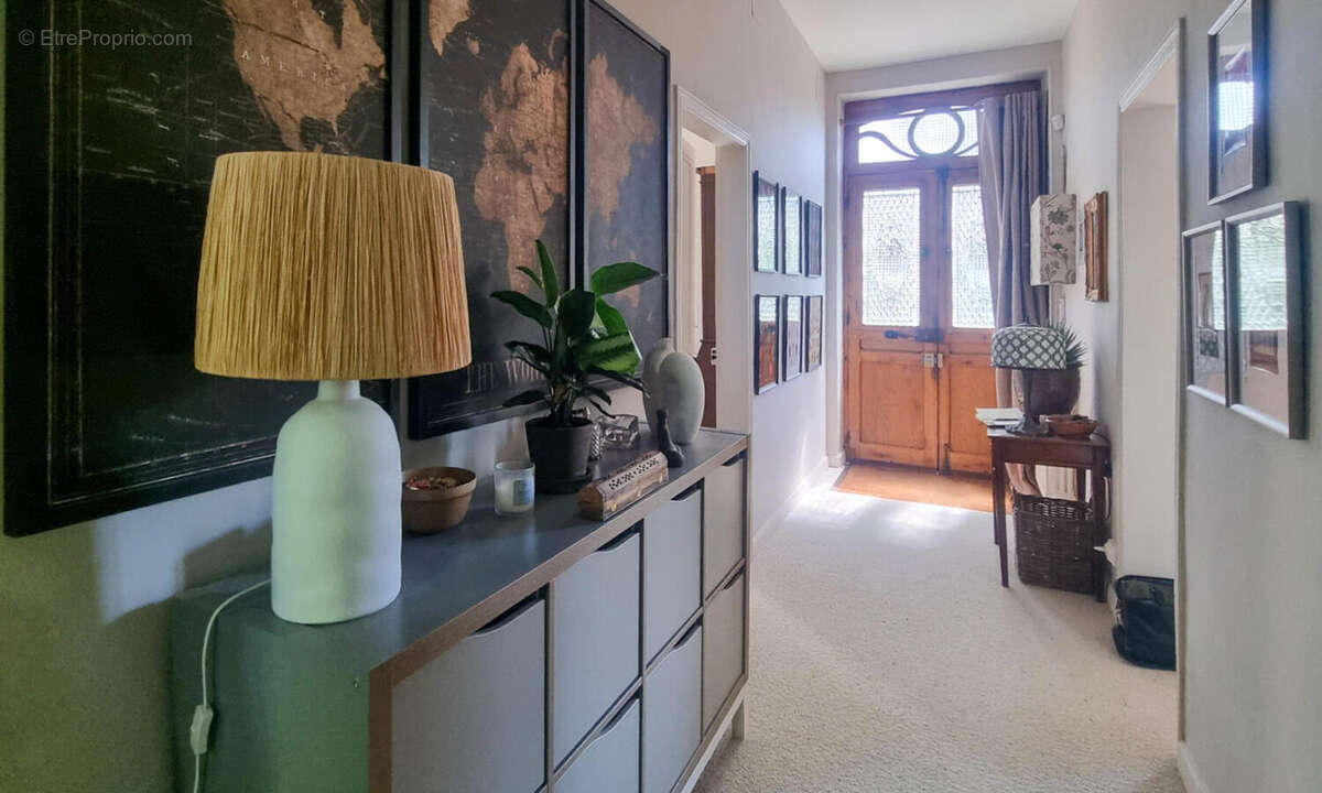 Hall - Maison à BELVEZE-DU-RAZES