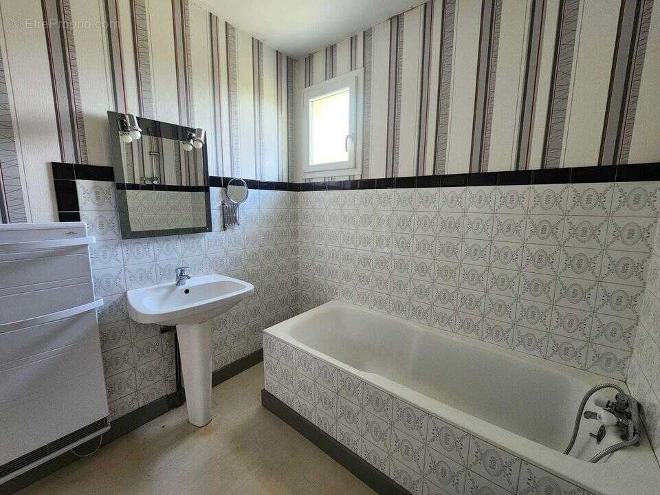 Maison 157 m² à La Chapelle-Saint-Sauveur  - photo 6