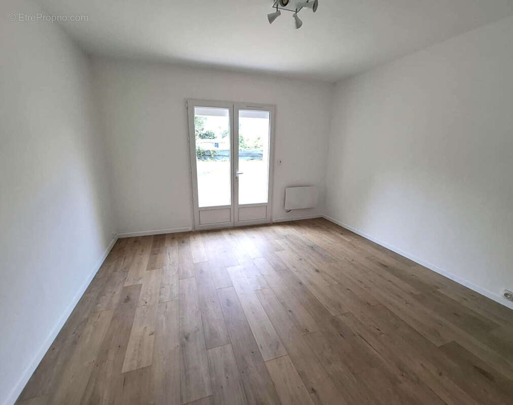 Ensemble immobilier rénové Deux maisons et un garage loués, revenus immédiats - photo 11