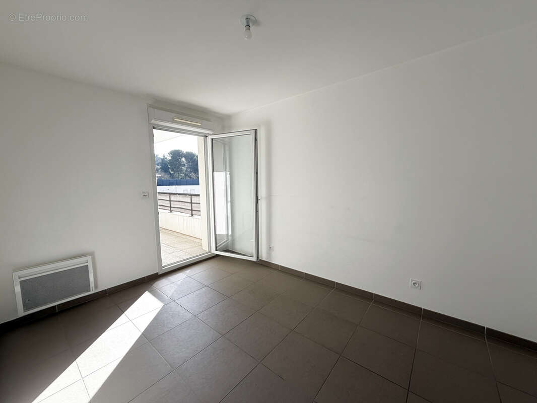 Appartement T3 avec Terrasse, Piscine et double box - Les Camoins 13011 - photo 4