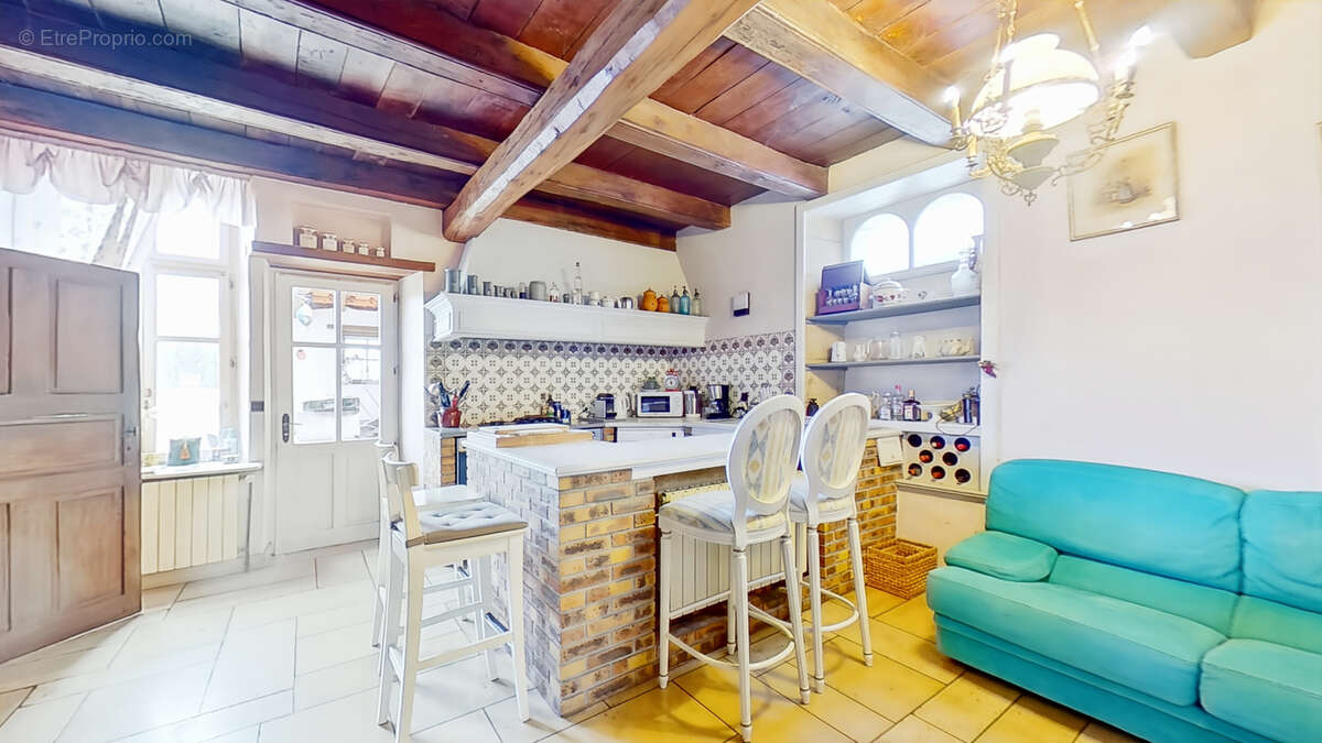 Maison à VIVIERS-SUR-CHIERS