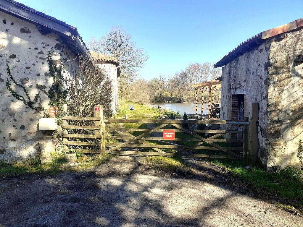 DEPENDANCES - Maison à ASNIERES-SUR-BLOUR