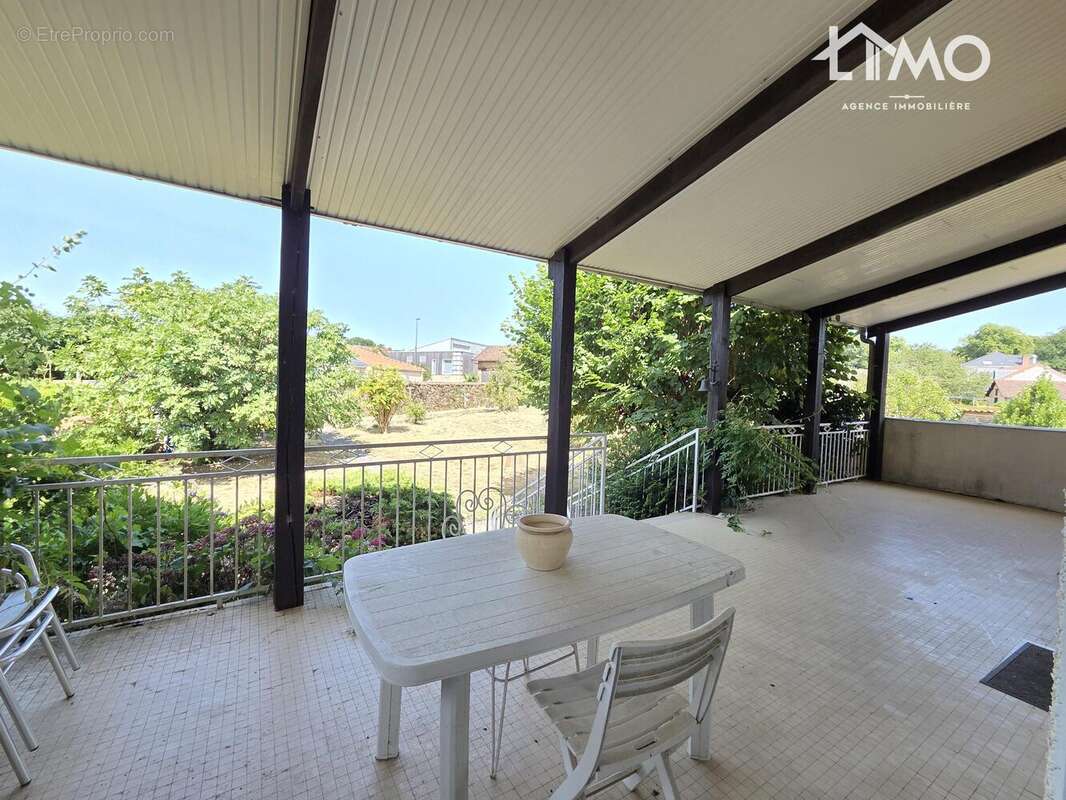 Maison 195 m² à Verneuil-Sur-Vienne  - photo 2