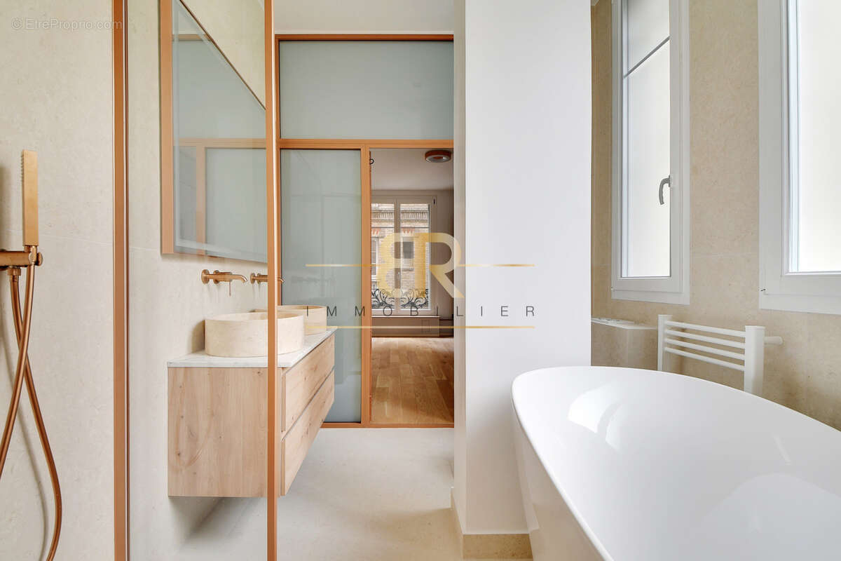 Appartement à PARIS-16E