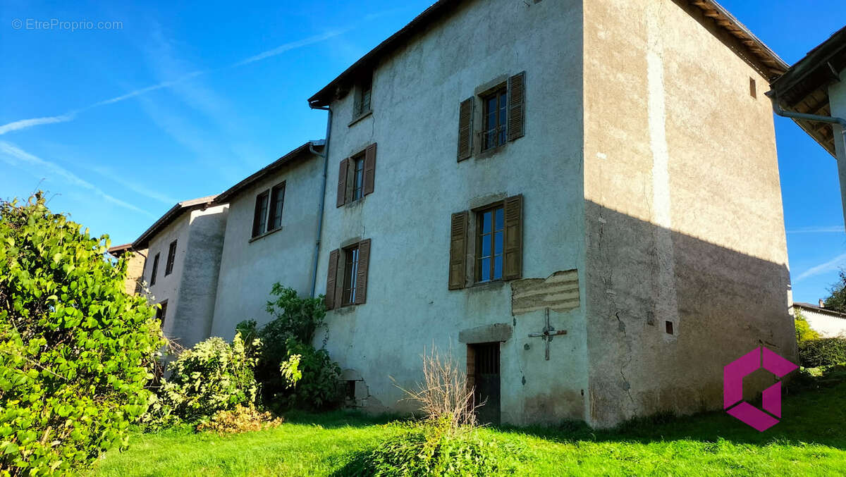 Deux maisons de bourg à rénover, garage, jardin attenant et non attenant . - photo 3