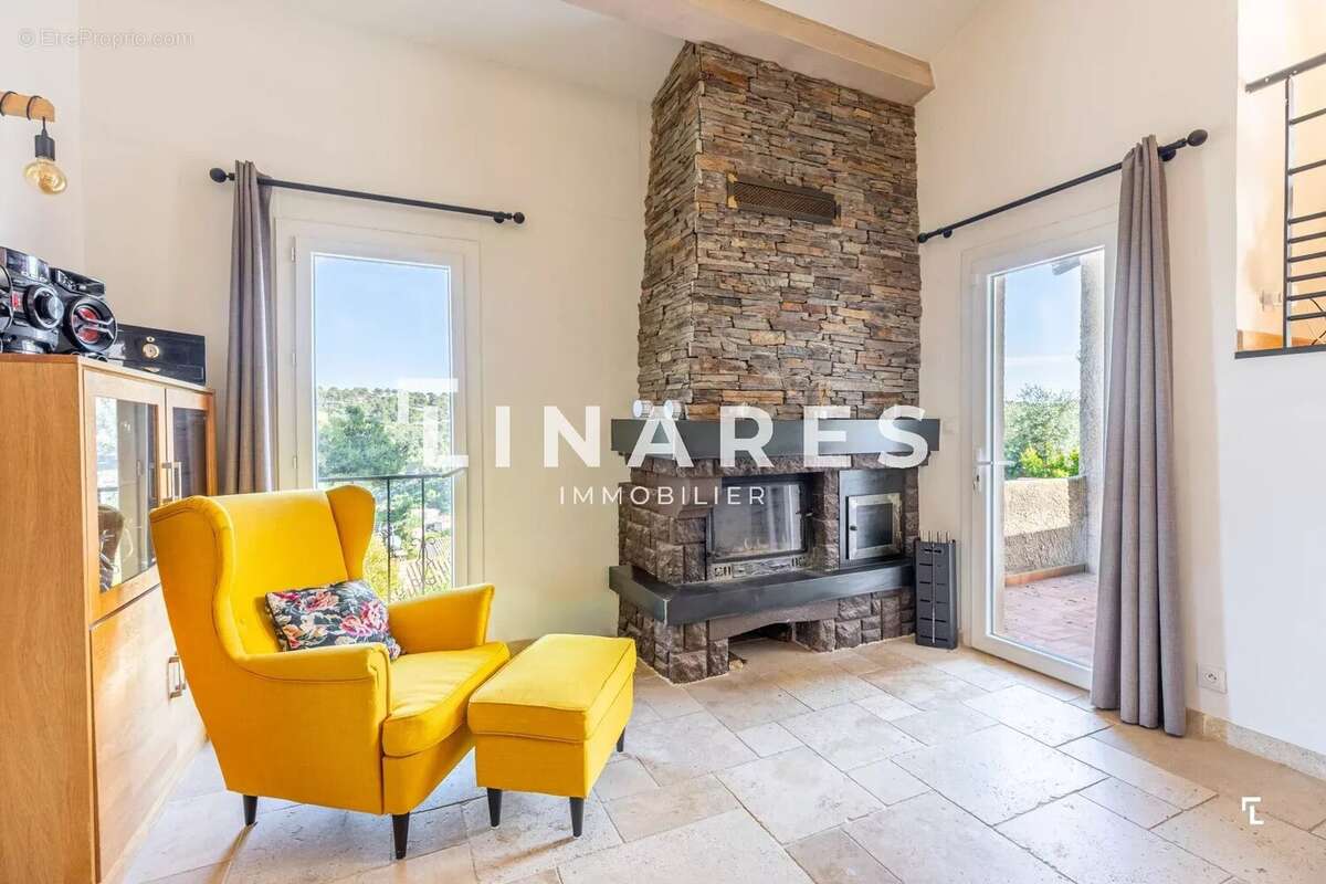 LE MAS DES COLLINES - Maison 242m2 (160 m² + 1800€/mois revenus locatifs 2 T2 indépendants ) - Piscine -Terrasses - Garage - 134 - photo 5