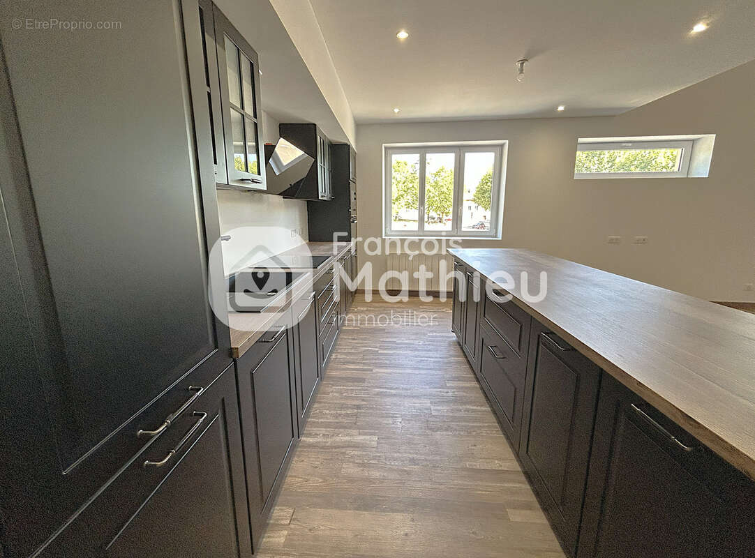 Châtillon-sur-Chalaronne - Appartement de standing T6 d'environ 196m2 (245m2 au sol) en plein centre. - photo 8