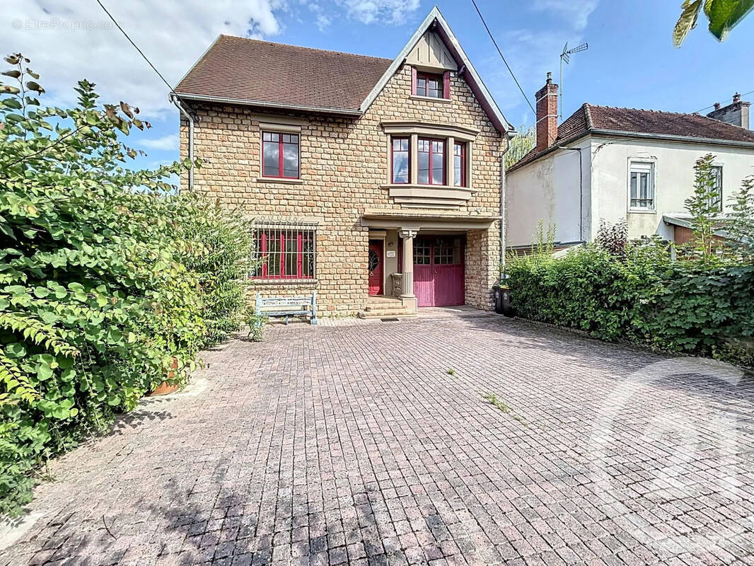 Maison à LAMARCHE-SUR-SAONE