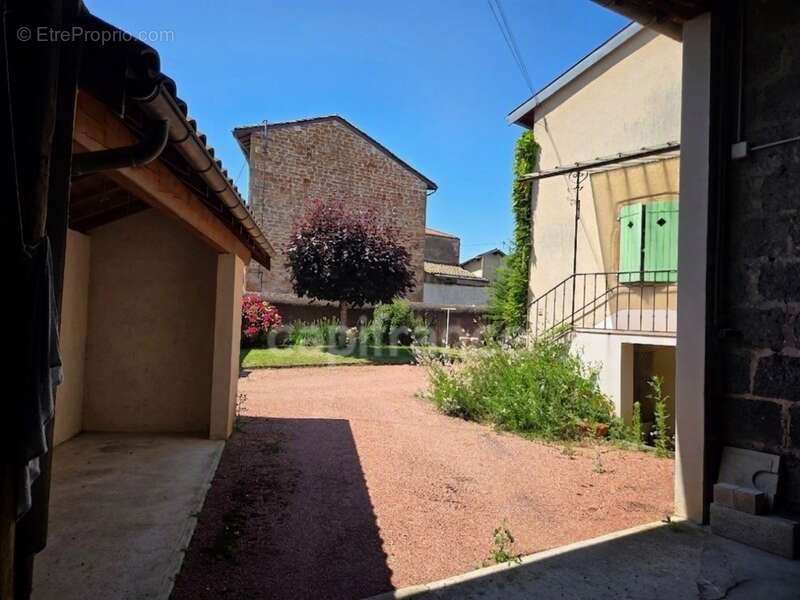 Charme de l'ancien : Maison familiale avec jardin, offrant 240m2 de surface totale au sol - photo 13