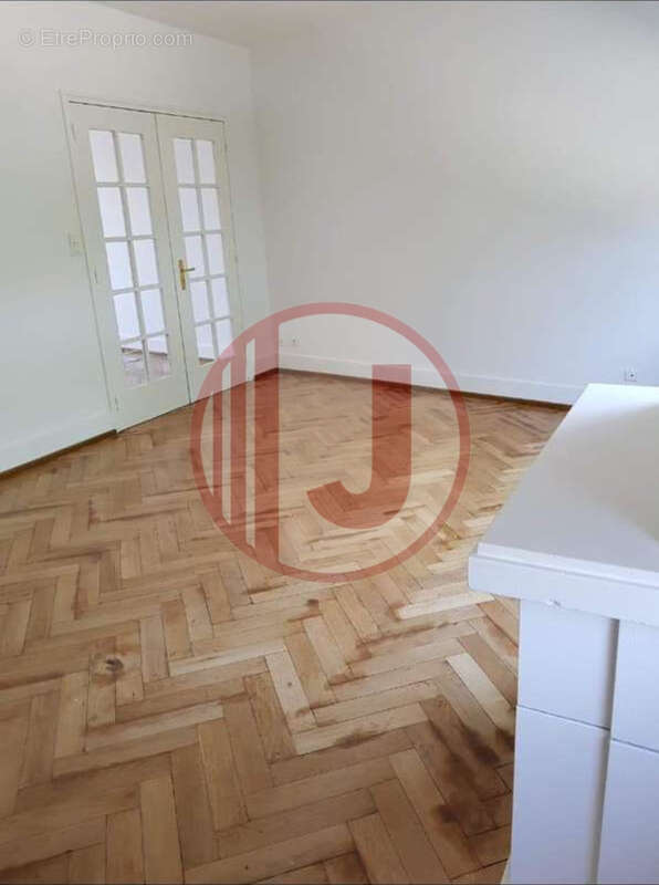 Mulhouse Rue Josué Hofer - Appartement spacieux de 144 m2 avec 7 pièces dont 5 chambres - photo 7
