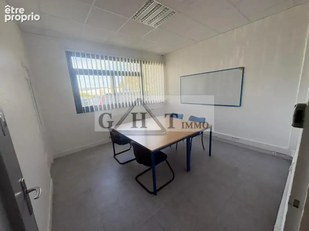 Entrepot 3700 m² a vendre a vaux le penil - photo 8